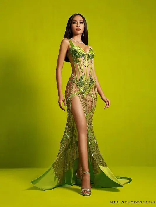 Yasinta Aurellia kenakan evening gown hijau neon dengan detail korset dan rok slit [@yasintaaurel]