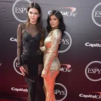 Kendall Jenner dan Kylie Jenner di ESPY Award (via dailymail.co.uk)