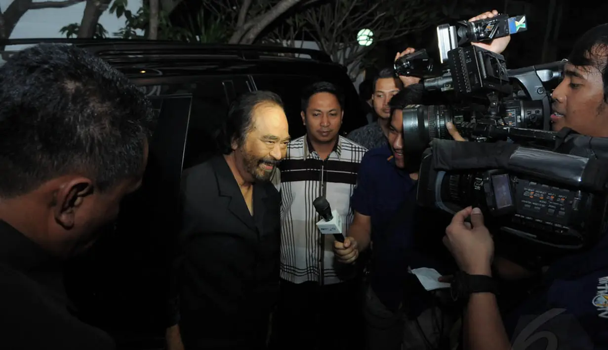 Surya Paloh yang mengenakan pakaian serba hitam, tiba di Kantor Transisi sekitar pukul 19.10 WIB, Kamis (14/8/14). (Liputan6.com/Herman Zakharia)