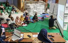 FOTO: Mengintip Kesibukan Petugas saat Rekapitulasi Surat Suara Pemilu 2024 se-Kecamatan Senen di GOR