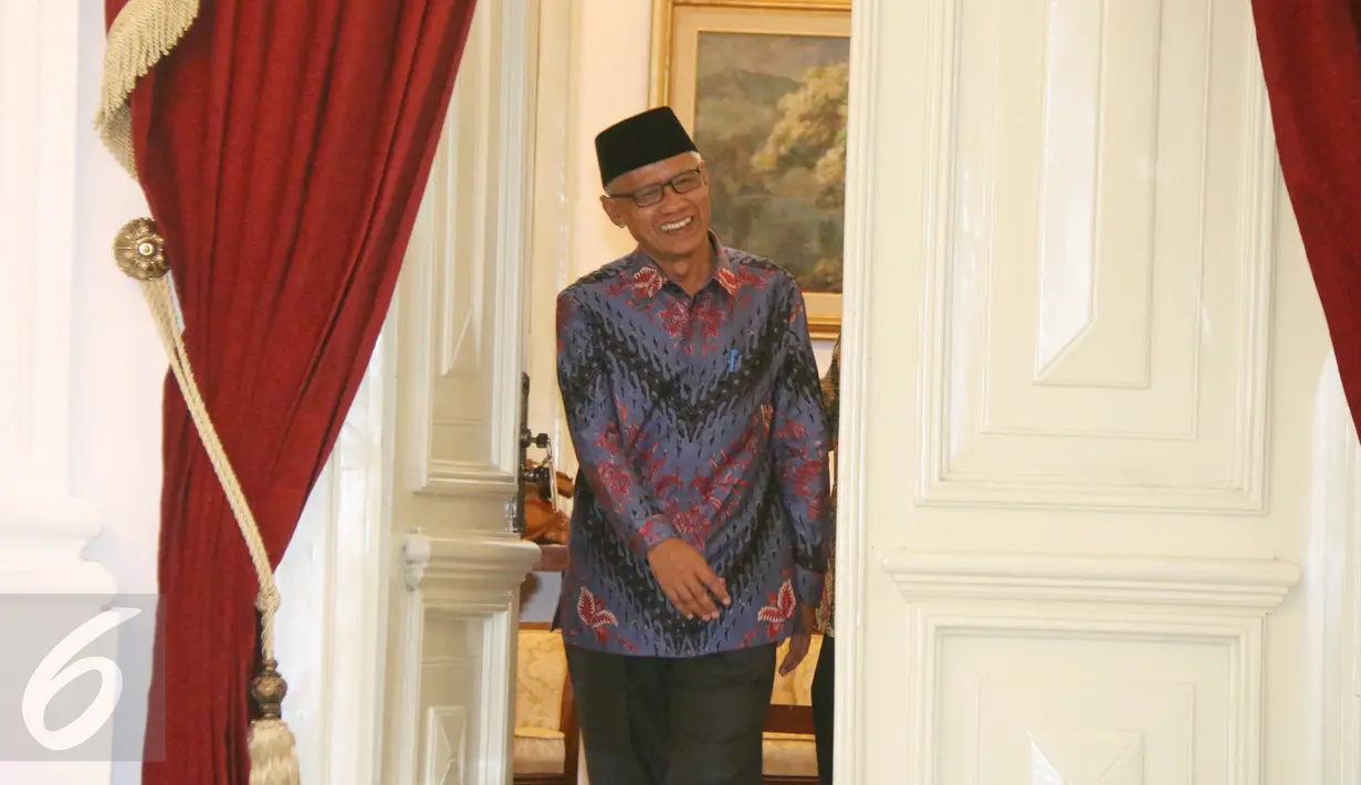 Ketum PP Muhammadiyah, Haedar Nashir tiba memenuhi undangan makan siang Presiden Joko Widodo, Jakarta, Jumat (13/1). Pertemuan ini lanjutan dari silaturahmi kebangsaan yang dimulai Presiden sejak akhir 2017 lalu. (Liputan6.com/Angga Yuniar)