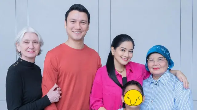 Berkunjung ke Indonesia, Ini 5 Potret Titi Kamal Bertemu Ibunda Christian Sugiono