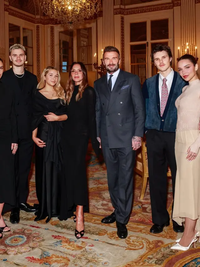 Anak-anak dan kekasih putranya saat hadir  Victoria Beckham Raih Gelar Ksatria dari Prancis. [@victoriabeckham]