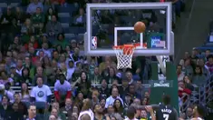 Berita video game recap NBA 2017-2018 antara Milwaukee Bucks melawan New York Knicks dengan skor 92-90.