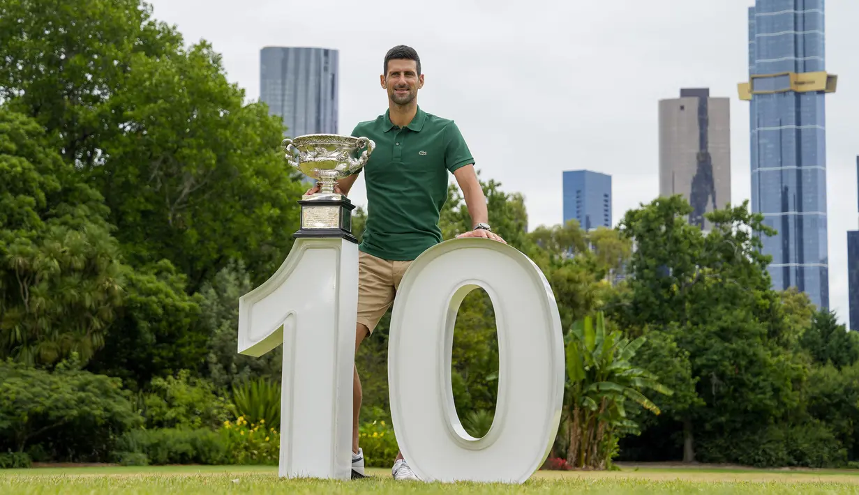<p>Petenis tunggal putra Serbia, Novak Djokovic berpose bersama trofi Norman Brooks Challenge Cup setelah menjadi juara pada Australia Open 2023 di Government House, Melbourne, Australia, Senin (30/01/2023). Djokovic berhasil mengalahkan petenis Yunani, Stefanos Tsitsipas di babak final dengan skor 6-3, 7-6(7-4), 7-6(7-5). Australia Open 2023 menjadi gelar ke-10 Djokovic. (AP Photo/Ng Han Guan)</p>