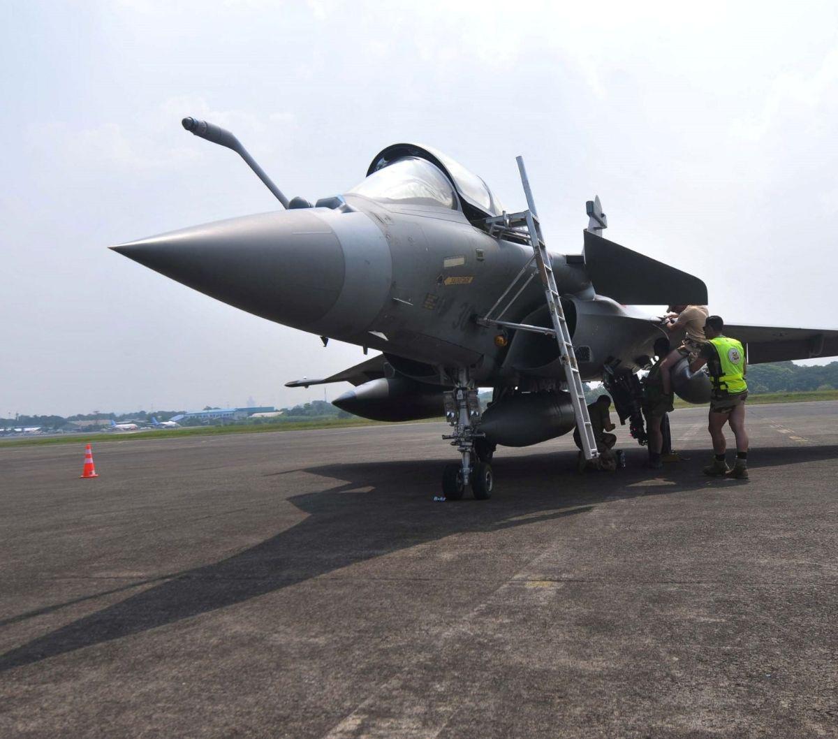 Misi ini melibatkan tiga pesawat milik Prancis, yaitu jet tempur Rafale, pesawat tangker A330 (multi role tanker transport) MRTT Phenix, dan pesawat angkut Airbus A400M Atlas. Foto: merdeka.com / Imam Buhori<br>