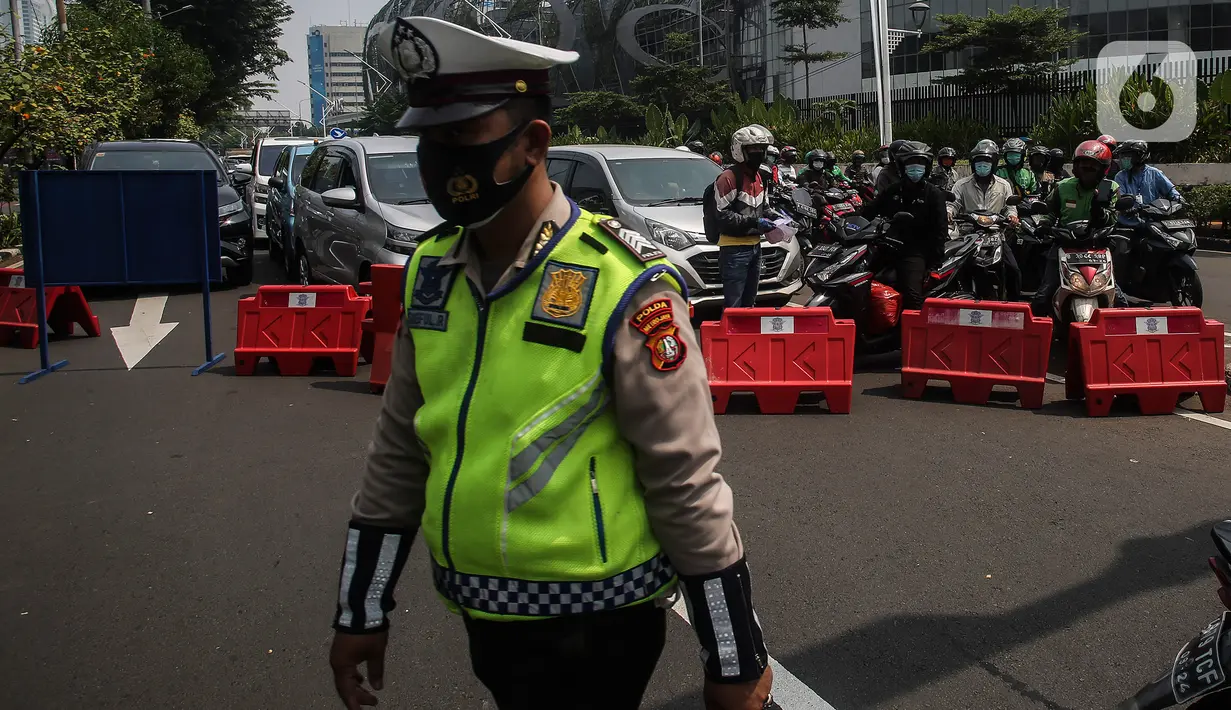 Aparat kepolisian melakukan penyekatan kendaraan saat PPKM Darurat di Pemuda, Jakarta Selatan, Kamis (15/7/2021). Polda Metro Jaya menambahkan penyekatan 100 titik yang ada di Jakarta dan sekitarnya pada hari ini hingga mengakibatkan kemacetan parah di ruas tersebut. (Liputan6.com/Johan Tallo)