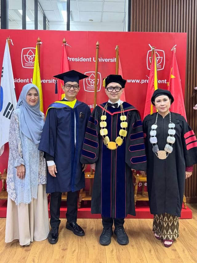 4 Potret Alyssa Soebandono dampingi Dude Harlino wisuda, gayanya simpel tapi anggun banget