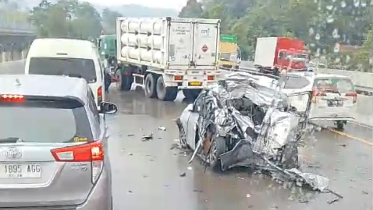 Kecelakaan di Tol Cipularang KM 111 B: 9 Kendaraan Terlibat, 1 Tewas dan 5 Orang Luka