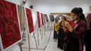 Orang-orang mengunjungi pameran seniman Palestina Kholoud al-Dasooqi di Gaza City, 11 Agustus 2020. Seniman Palestina asal Kota Khan Younis di Jalur Gaza itu menggelar pameran selama dua hari untuk mengungkap kekerasan terhadap perempuan melalui puluhan lukisan. (Xinhua/Rizek Abdeljawad)