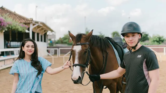 7 Momen Seru Keluarga Stefan William dan Celine Evangelista Main Kuda di Bali