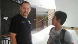 Pelatih Persib Bandung Dejan Antonic tetap rileks menjelang laga kontra Bhayangkara Surabaya United.
