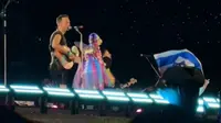 Konser Coldplay di Athena, Yunani, diganggu pendukung Israel yang nekat naik ke atas panggung. (dok. tangkapan layar video TikTok @fortinorita/https://www.tiktok.com/@fortinorita/video/7378970425449123115)