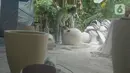 Perajin menyelesaikan pembuatan pot tanaman hias di Pondok Aren, Tangerang, Banten, Minggu (1/8/2021). Akumindo menilai perpanjangan PPKM akan membuat pelaku UMKM semakin tertekan dan diperkirakan mengalami penurunan omzet sebesar 70 hingga 80 persen. (Liputan6.com/Angga Yuniar)