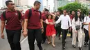 Warga berusaha menyalami Calon Presiden nomor urut 01, Joko Widodo atau Jokowi usai mengunjungi Grand Indonesia, Jakarta, Sabtu (20/4). Kedatangan Jokowi berkemeja putih bersama Ketua TKN Erick Thohir dan Wishnutama untuk makan siang bersama. (Liputan6.com/Herman Zakharia)