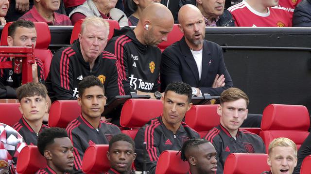 Foto: Viral Ekspresi Manyun Cristiano Ronaldo saat Duduk di Bangku Cadangan MU