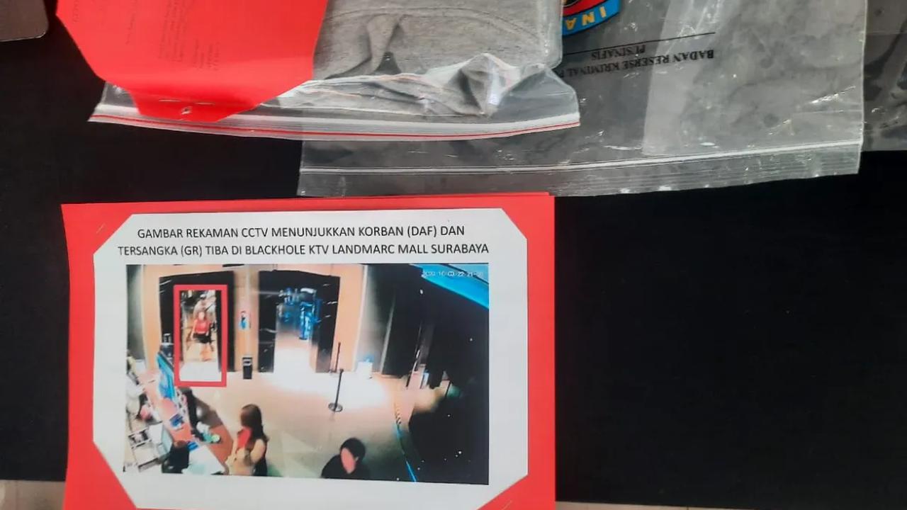<br>Dari kasus ini, polisi menyita sejumlah barang bukti. Di antaranya pakaian yang dikenakan oleh pelaku dan korban saat kejadian, botol minuman dan sejumlah rekaman CCTV.