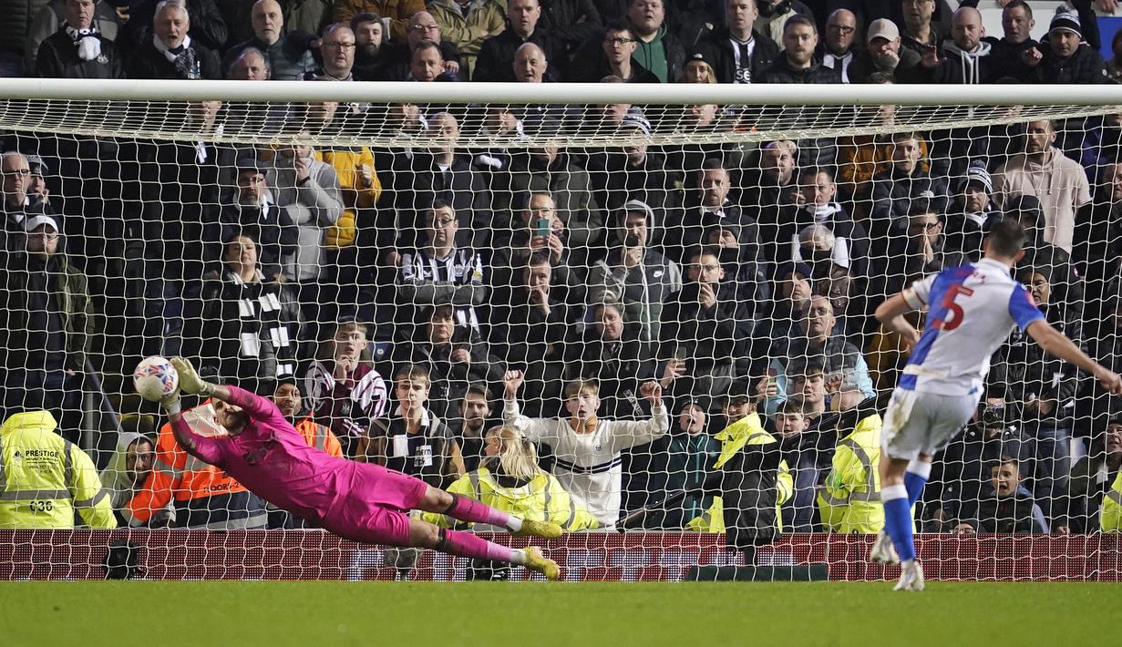 Kiper Newcastle, Marin Dubravka (kiri) menepis tendangan pemain Blackburn, Dominic Hyam pada babak adu penalti saat laga putaran kelima Piala FA 2023/2024 yang berlangsung di Ewood Park, Blackburn, Inggris, Rabu (28/02/2024) dini hari WIB. (AP Photo/Dave Thompson)