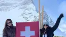 Berkunjung ke puncak gunung Jungfrau, Switzerland, mereka tampil kompak dengan outfit berlapis. Cut Tari tampil kece dengan puffer jacket warna coklat dan long pants warna hitam. [Foto: IG/@ersamayori/@cuttaryofficial]
