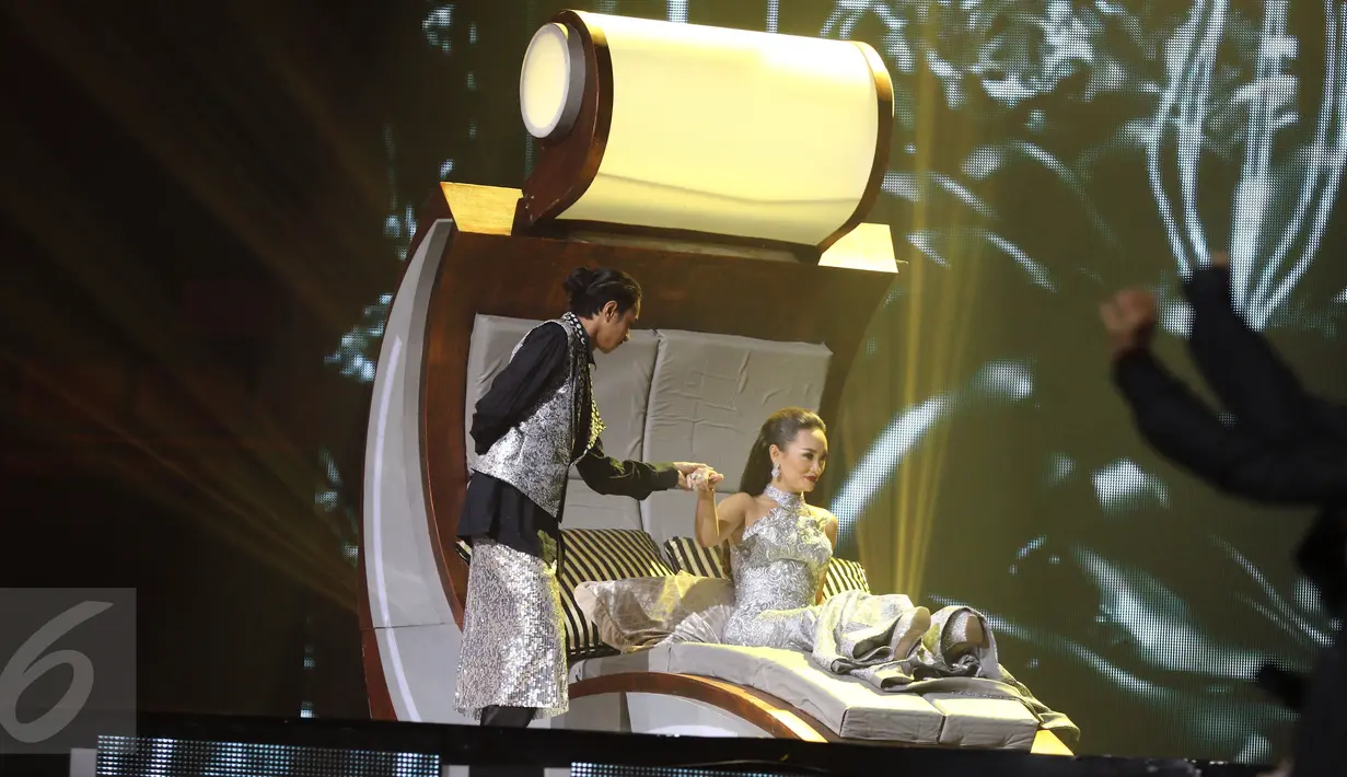 Zaskia Gotik saat tampil di Konser Raya 22 Tahun Indosiar, Jakarta, Rabu (11/1). Perayaan HUT Indosiar ke-22 ini dimeriahkan oleh artis-artis papan atas Indonesia. (Liputan6.com/Herman Zakharia)