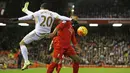  Pemain Swansea City, Jefferson Montero (kiri) berebut bola dengan pemain Liverpool, Jordon Ibe, pada lanjutan Liga Premier Inggris antara Liverpool vs Swansea City di Stadion Anfiled, Senin (30/11/2015) dini hari WIB. (Reuters/Phil Noble)