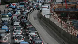 Sejumlah kendaraan terjebak macet di kawasan Sudirman, Jakarta, Senin (11/1). Pada 2016, Pemprov DKI Jakarta akan fokus pada pengadaan bus, penertiban parkir liar, serta pengandangan bus tak layak demi mengurai kemacetan. (Liputan6.com/Faizal Fanani)