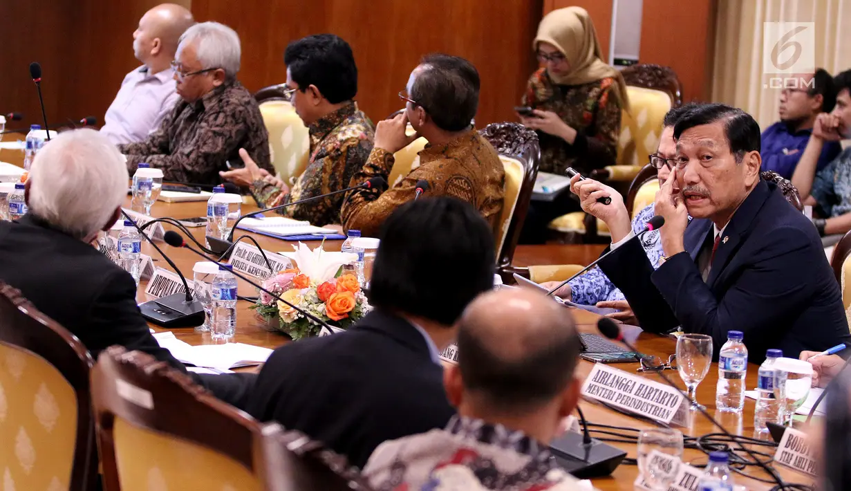 Menko Bidang Kemaritiman Luhut Binsar Panjaitan memberi paparan saat rapat koordinasi membahas pengembangan kendaraan listrik nasional di Gedung DPR, Jakarta, Kamis (29/11). Pemerintah mendorong transisi menuju kendaraan listrik. (Liputan6.com/JohanTallo)