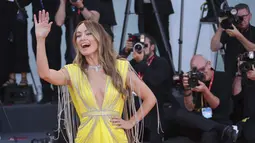 Sutradara Olivia Wilde berpose untuk fotografer setibanya di pemutaran perdana film 'Don't Worry Darling' selama Venice Film Festival 2022 di Venesia, Italia, Senin (5/6/2022). Pinggangnya diikat dengan detail perak yang memanjang di atas pinggul rok, yang dijahit di belakangnya dan diakhiri dengan lipatan dari bahan yang sama. (Photo by Joel C Ryan/Invision/AP)