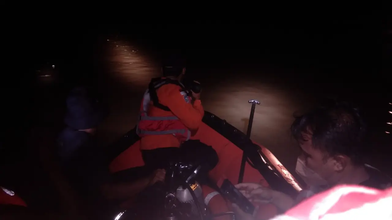 Dua orang tenggelam saat lomba perahu naga di Sungai Tipar, Adipala, Cilacap, Minggu petang (12/12/2021). (Foto: Liputan6.com/Basarnas)