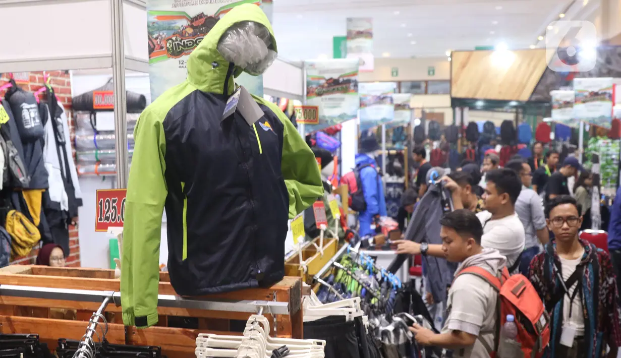 Pengunjung memilih produk kegiatan luar ruang pada pameran Indonesia Outdoor Festival (Indofest) 2020 di JCC Senayan, Jakarta, Kamis (12/3/2020). Pameran hingga 15 Maret 2020 itu menampilkan berbagai macam produk kegiatan luar ruang dengan berbagai merek dengan diskon. (Liputan6.com/Angga Yuniar)