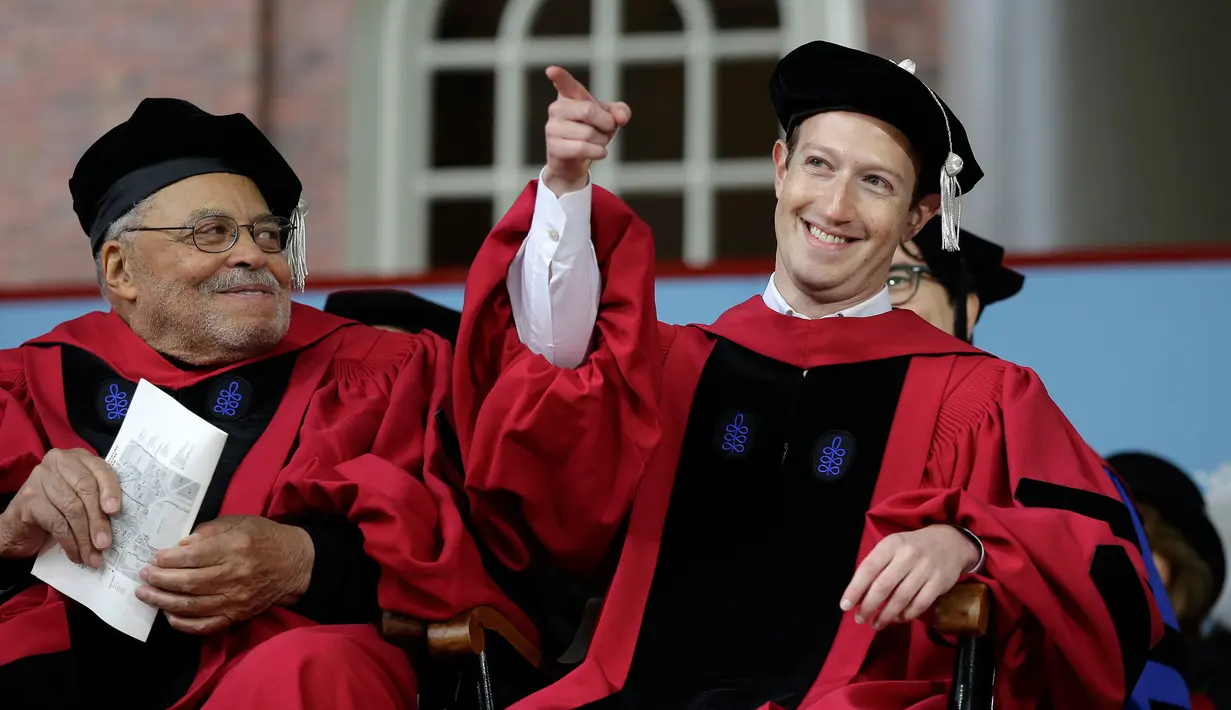Pendiri Facebook, Mark Zuckerberg dalam acara pembukaan penyambutan angkatan 2017 di Universitas Harvard, Kamis (25/5). Setelah dropout dari Harvard selama 12 tahun, Zuckerberg akhirnya menerima gelar Doktor kehormatan Bidang Hukum (AP Photo/Steven Senne)