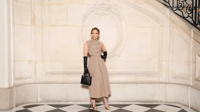 Parade Busana Dark Chic dari Jisoo BLACKPINK, Jennifer Lopez, hingga Yuna Kim di Show Dior Haute Couture