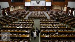 Suasana Sidang Paripurna di Komplek Parlemen, Senayan, Jakarta, Senin (16/11/2015). Rapat Paripurna ke sepuluh tersebut tidak di ikuti 245 dari 556 Anggota tanpa keterangan. (Liputan6.com/Johan Tallo)