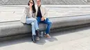 Gaya liburan ke Paris ala couple anak Hotman Paris dan Chen Giovani. Fritz tampil simpel dengan atasan berwarna hitam yang ditumpuknya dengan jaket cokelat muda yang lembut dan celana jeans, sedangkan Chen Giovani tampil bak lady boss degnan atasan berwarna beige ditumpuknya dengan blazer cokelat muda dan celana jeans. Foto: Instagram.
