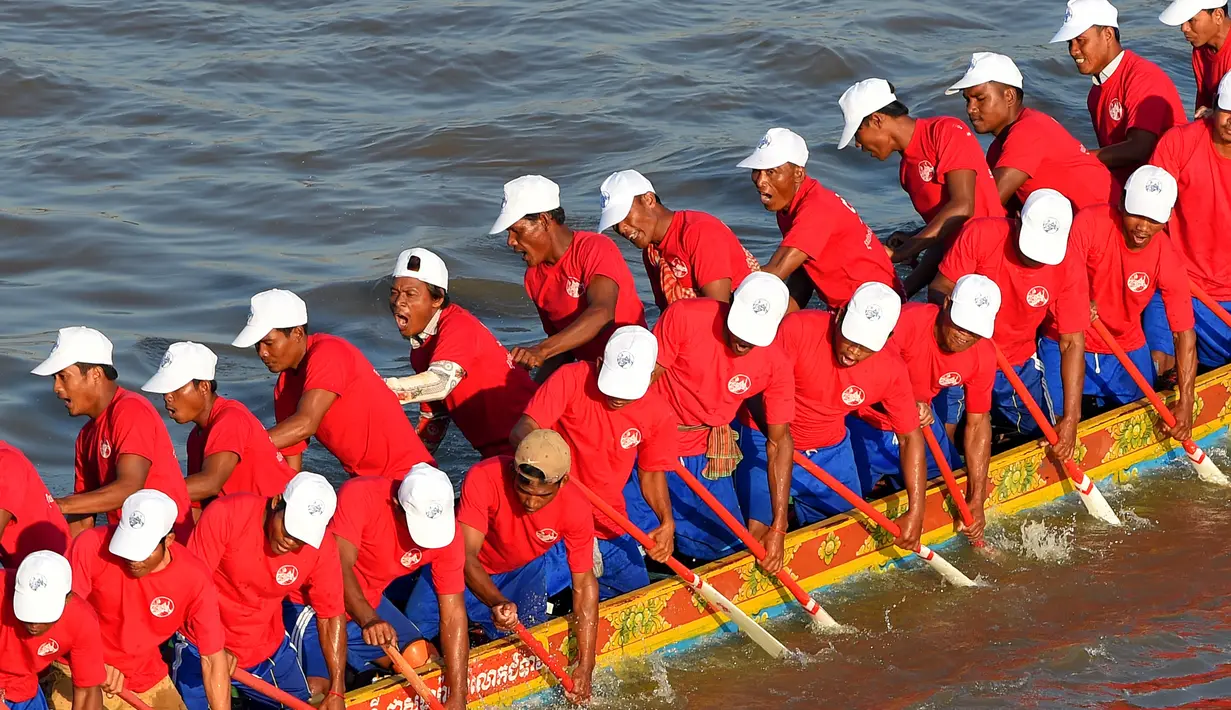 Para peserta Kamboja mendayung perahu naga mereka selama gladi resik untuk Festival Air tahunan di sungai Tonle Sap di Phnom Penh (21/11). (AFP Photo/Tang Chhin Sothy)