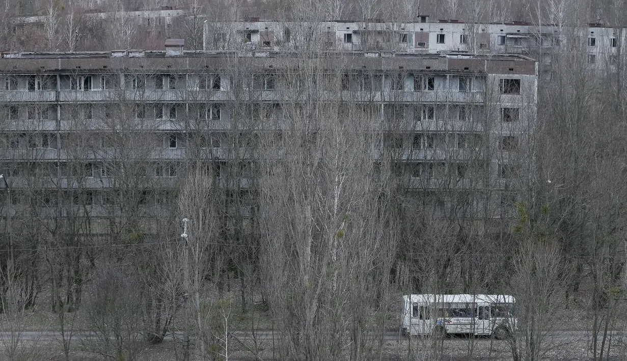 Pemandangan kota Pripyat dekat pembangkit listrik tenaga nuklir Chernobyl di Ukraina, (23/3). Kota ini tak berpenghuni setelah pada 1986 terjadi kecelakaan reaktor nuklir yang membuat daerah tersebut tercemar radiasi berbahaya. (REUTERS / Gleb Garanich)