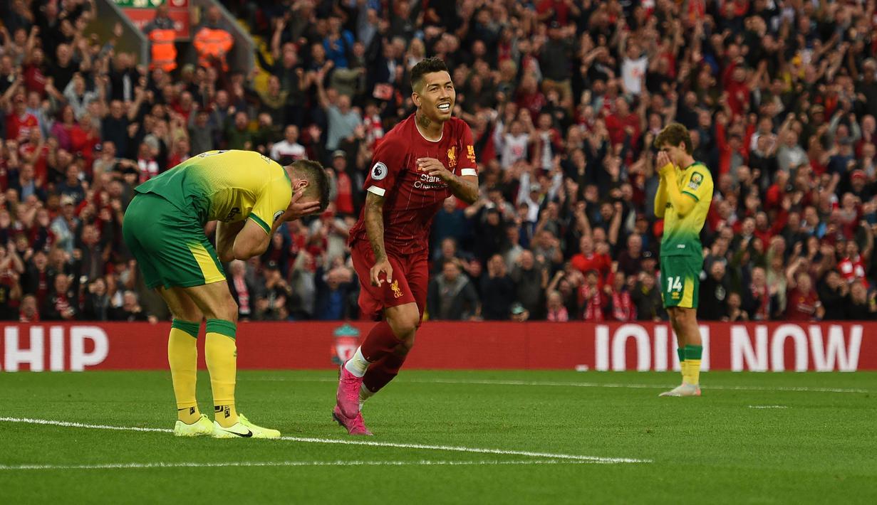 Pada laga pembuka Liga Inggris 2019/2020 antara Liverpool dan Norwich City di Anfield Stadium, Liverpool (9/8/2019), bek Norwich City, Grant Hanley (kiri) mencetak gol bunuh diri pada menit ke-7. Hasil akhir Liverpool menang 4-1. (AFP/Oli Scarff)