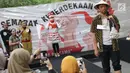 Karyawan Komisi Pemberantasan Korupsi dari berbagai unit kerja memeragakan pameran busana saat lomba memeriahkan HUT RI ke-74 di Gedung KPK, Jakarta, Kamis (15/8/2019). Kegiatan ini rangkaian memeriahkan HUT RI ke-74. (Liputan6.com/Helmi Fithriansyah)