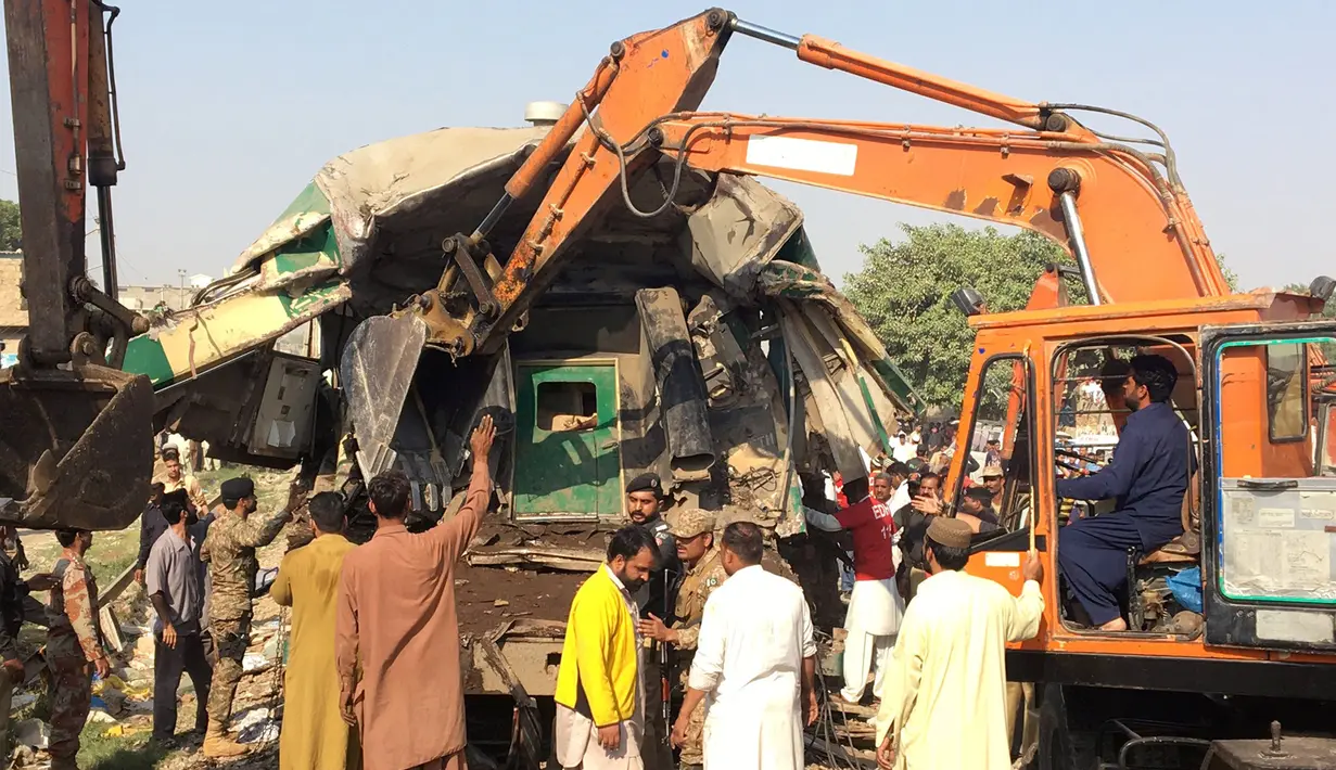 Tim penyelamat mengevakuasi bangkai kereta dengan alat berat setelah terjadi kecelakaan di Karachi, Pakistan, Kamis (3/11). Menurut pejabat rumah sakit setempat, sedikitnya 20 orang tewas, dan 45 orang cedera. (Reuters/Akhtar Soomro)