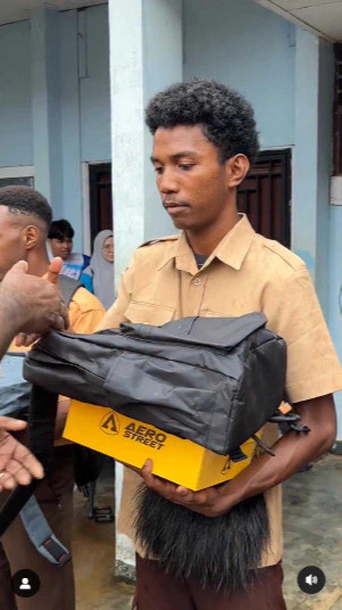 Intip Isi Bingkisan Wapres Gibran untuk Siswa SMK di Merauke, 'Harap Bantuan ini Teman-teman Jadi Termotivasi Rajin Sekolah'