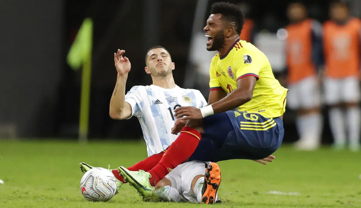 Penyerang timnas Kolombia, Miguel Borja (kanan) dan gelandang Argentina, Guido Rodríguez berebut bola pada laga semifinal Copa America 2021 di Estadio Nacional Brasilia, Rabu (7/7/2021).  Argentina lolos ke final usai menang 3-2 atas Kolombia lewat adu penalti. (AP Photo/Eraldo Peres)
