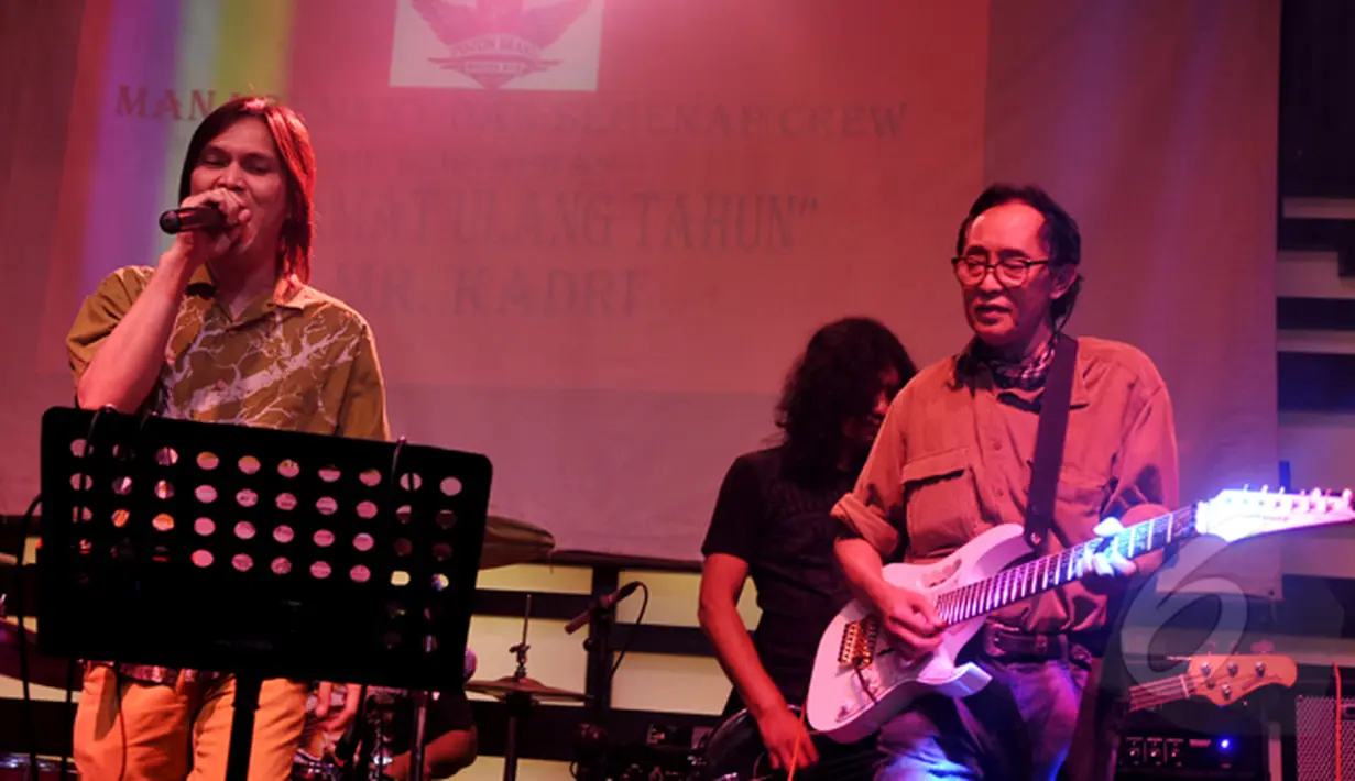 Once (kiri) dan Setiawan Djody ikut ambil bagian dalam Rockin The Law, Jakarta, Sabtu (21/2/2015). Acara ini sebagai bentuk dukungan kepada KPK (Liputan6.com/Johan Tallo).
