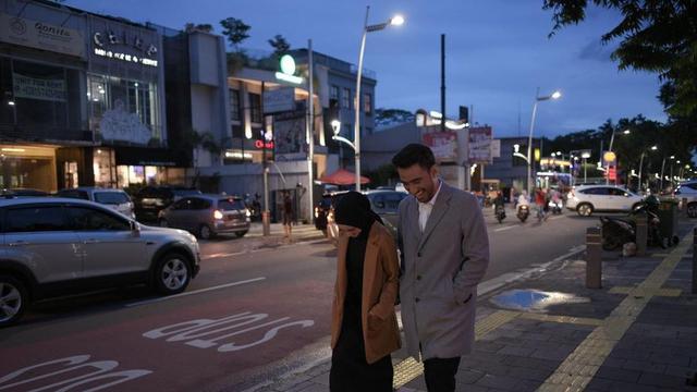 5 Potret Terbaru Reza D'Academy dan Istri Usai Menikah, Makin Romantis