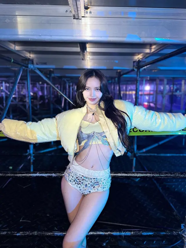 Busana Kuning dengan Jaket Puffy