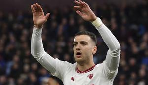 Bek Manchester United, Diogo Dalot saat menghadapi Aston Villa pada laga pekan ke-24 Premier League 2023/2024 di Villa Park, Birmingham, Minggu (11/2/2024). (AP Photo/Rui Vieira)