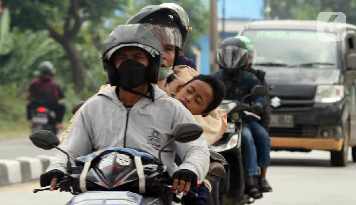 <p>Pemudik yang menggunakan sepeda motor melintasi jalur Pantura daerah Pamanukan, Subang, Jawa Barat, Jumat (29/4/2022). Pada H-3 Lebaran, jalur Pantura dipadati kendaraan pemudik khususnya kendaraan roda dua. (Liputan6.com/Herman Zakharia)</p>