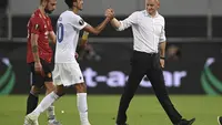 Pelatih Manchester United, Ole Gunnar Solskjaer bersalaman dengan pemain Copenhagen, Zeca usai pertandingan perempat final Liga Europa di RheinEnergieStadion, di Cologne, Jerman (10/8/2020). MU lolos ke babak semifinal Liga Europa usai menang 1-0. (Sascha Steinbach/Pool via AP)