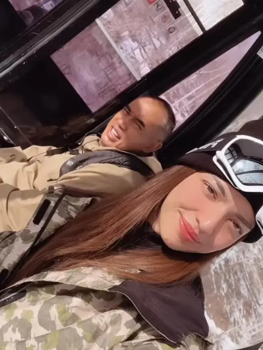 Lalu ada Nia Ramadhani yang memilih merayakan momen liburan sekaligus hari ibu di Amerika. Bersama suami dan anak-anaknya, Nia tampil kompak dengan outfit musim dingin. [@ramadhaniabakrie]