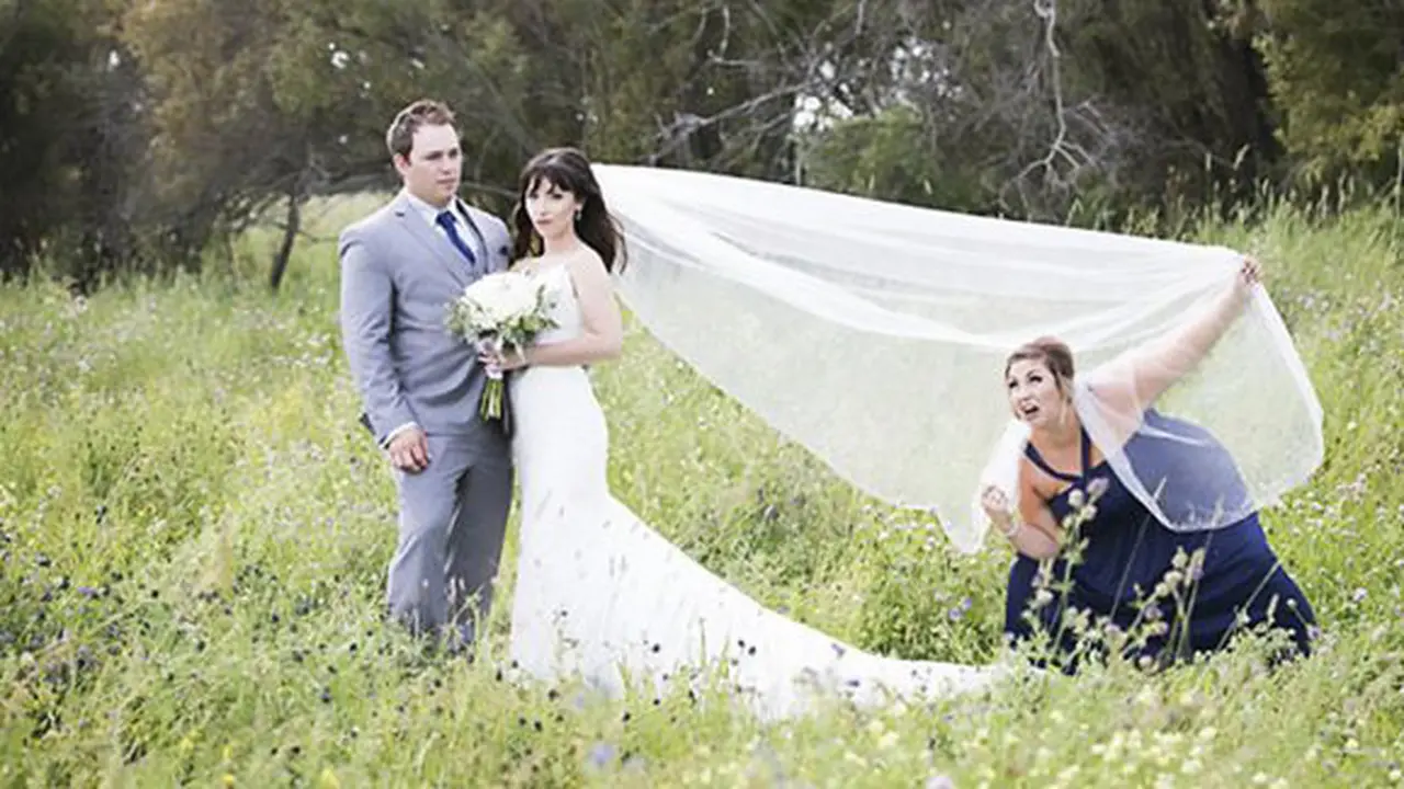 Berpose lucu di foto pernikahan sahabat/copyright Ashley Hempel Photography