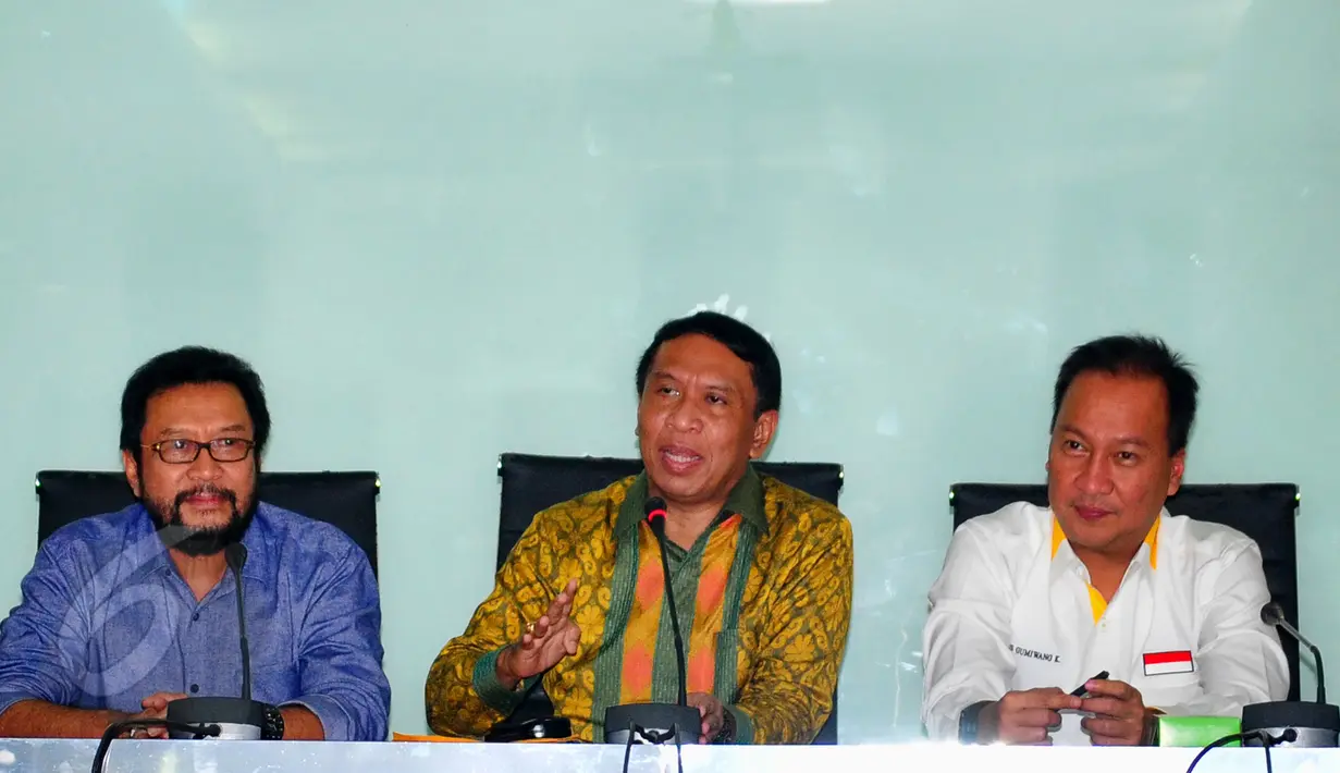 Sekjen Golkar hasil Munas Ancol, Zainuddin Amali (tengah) memberikan keterangan saat rapat pleno di Kantor DPP Golkar, Jakarta, Rabu (27/5/2015). Rapat pleno menghasilkan sejumlah keputusan dan berlangsung tertutup. (Liputan6.com/Yoppy Renato)